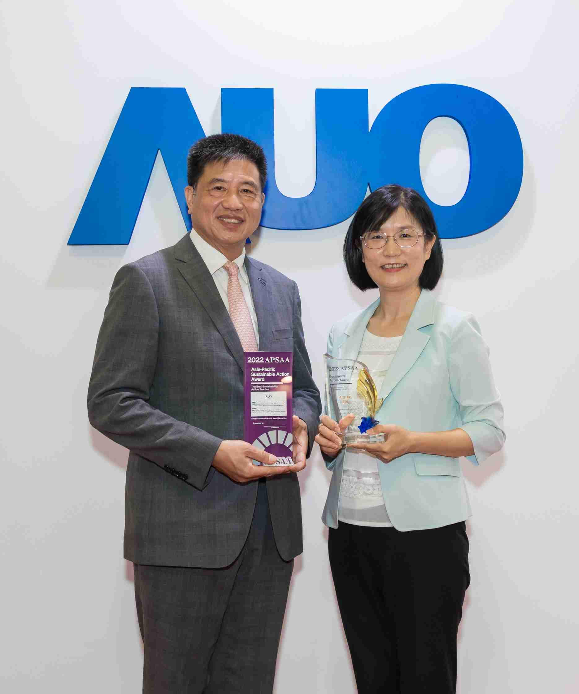 银河集团长期垫筑永续远景的基石，，透过ESG暨气候委员会逐步实践永续策略蓝图。。。。其中，，，银河集团光电永续长古秀华带领团队、、制定中长期目标，，，缔造多面向亮眼表现，，获得「顶尖永续长奖」的个人奖殊荣（左：银河集团光电董事长暨执行长彭双浪，，，，右：银河集团光电永续长古秀华）