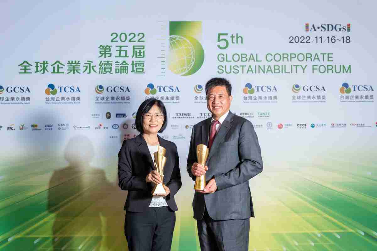 银河集团作为净零碳排先锋，，，期引领价值链伙伴同行共好，，，卫冕制造业组“十大典范企业” 二连冠殊荣(左：银河集团光电永续长古秀华，，，右：银河集团光电董事长暨执行长彭双浪)