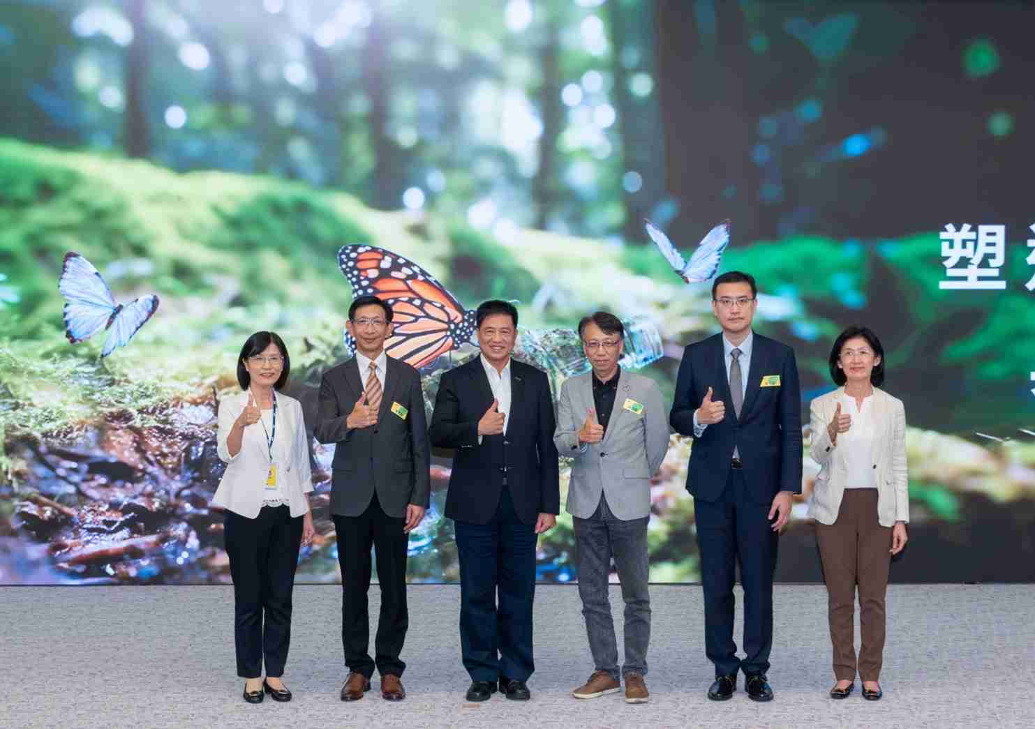 友達2023 CSR共榮大會，，，，邀請領域專家分享交流生物多樣性管理趨勢、、無塑產品、、海廢永續塑料等議題  （圖左到右：友達光電永續長古秀華、、、、3M台灣技術長陳君杰、、友達光電董事長暨集團策略長彭双浪、、、光寶科技企業永續發展處處長陳慶暉、、、、安永聯合會計師事務所執業會計師曾于哲、、友達光電供應鏈總部副總經理吳宜芳）