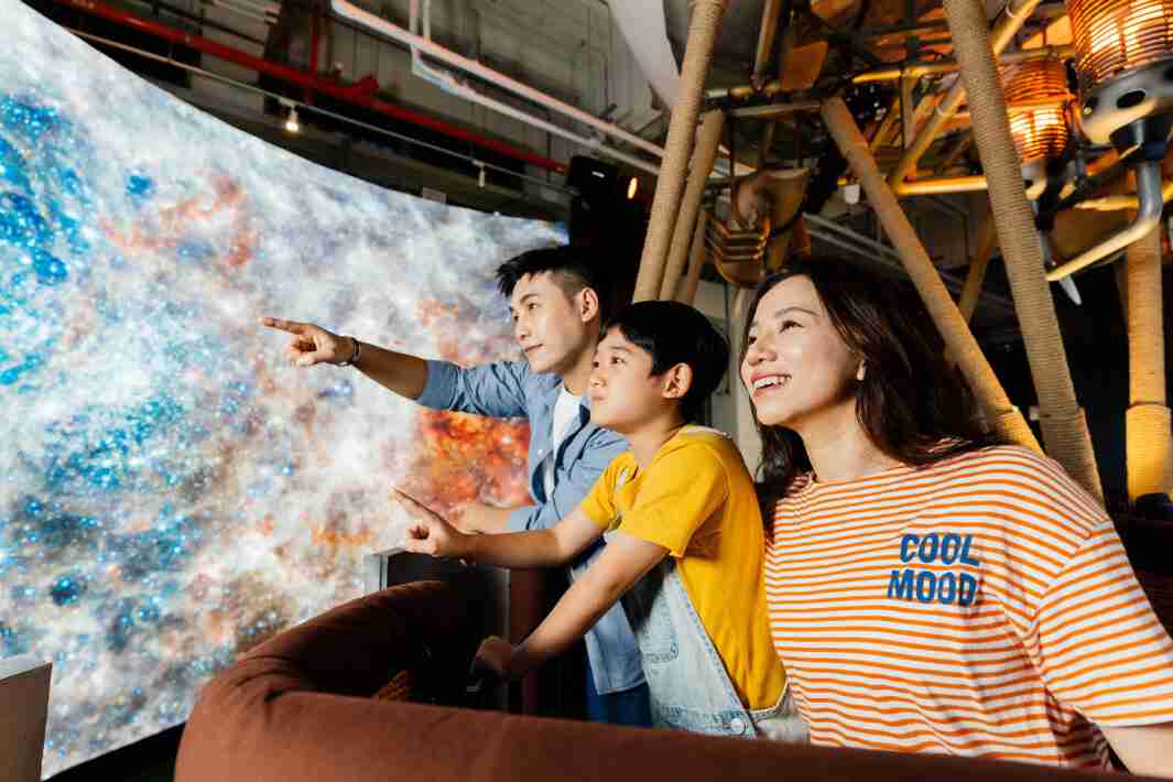 银河集团打造全台最大宽6公尺、、、、高4公尺、、、、唯一搭载LED弧形拼接显示屏的动感飞行船，，，，让乘客驻足在热气球上，，享受身历其境的伪出国旅游乐趣