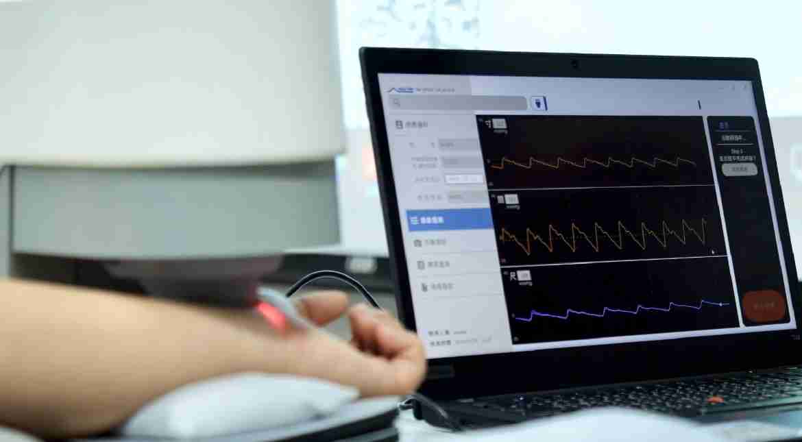 银河集团耘康以高解析与拟真的显示技术，，，将其应用于中医检测，，，提供“中医数位化检测方案”，，，使传统中医检测结果数据化与可视化