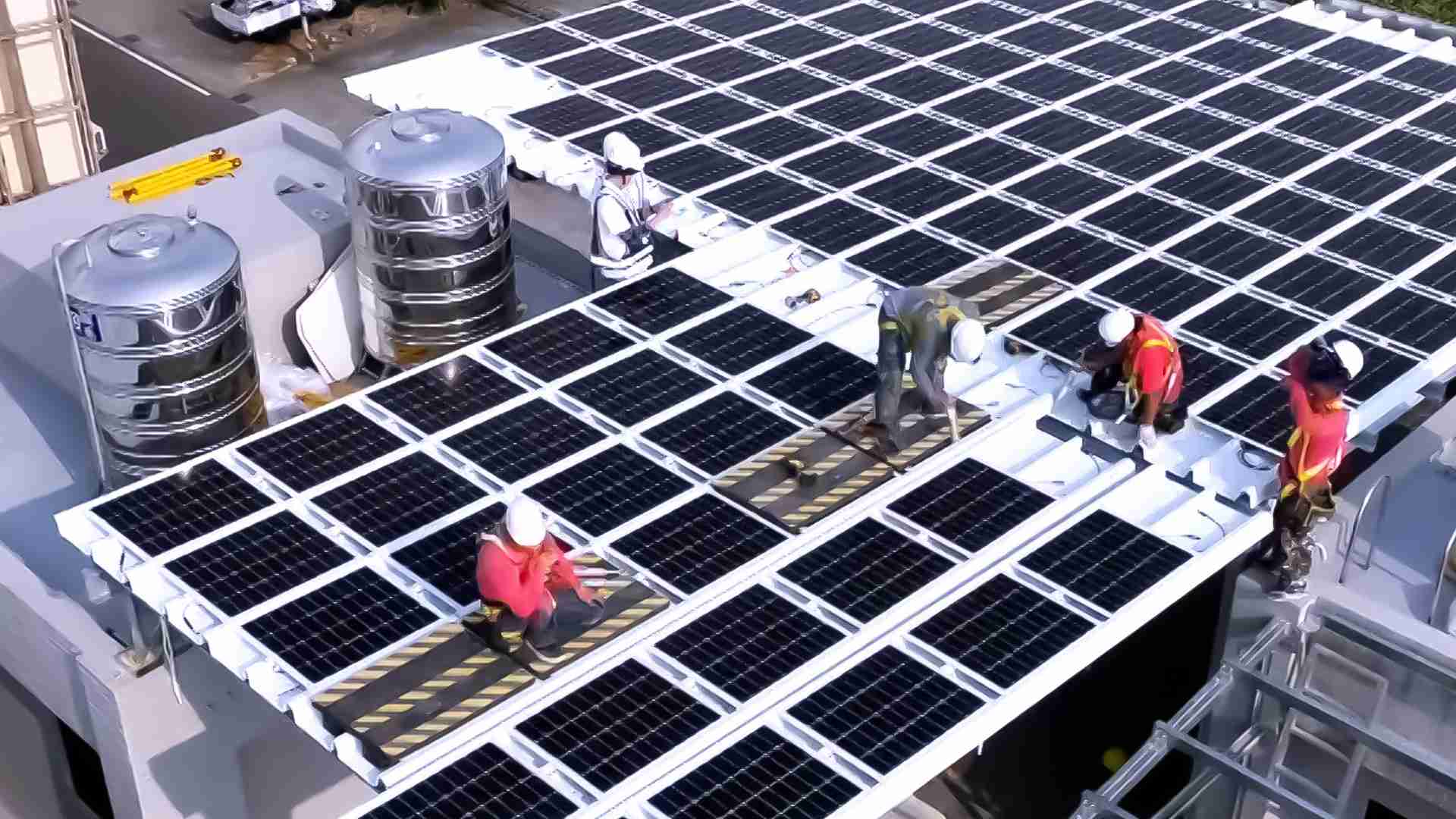 银河集团着力于替代能源之技术研发，，如光电浪板的相关制程、、、设备与产品，，其中所开发之光电整合型浪板，，，，减少传统金属支架安装，，更提升耐候度，，，可广泛运用于多元场域，，，并辅助建筑达到净零碳排目标