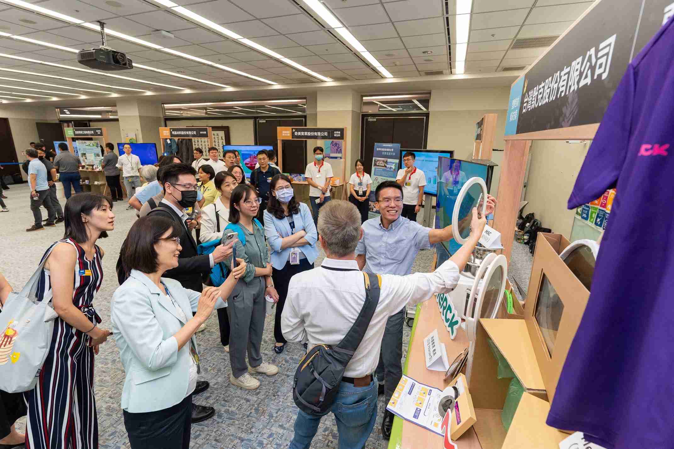 银河集团连手产业伙伴策划首届生态圈联展，，，，展示如何将废塑料循环再利用，，，创新解决方案包括：塑料包材再生与循环使用、、、、再生塑料研发及应用、、、废塑料回收再生技术、、、减塑生活提案等